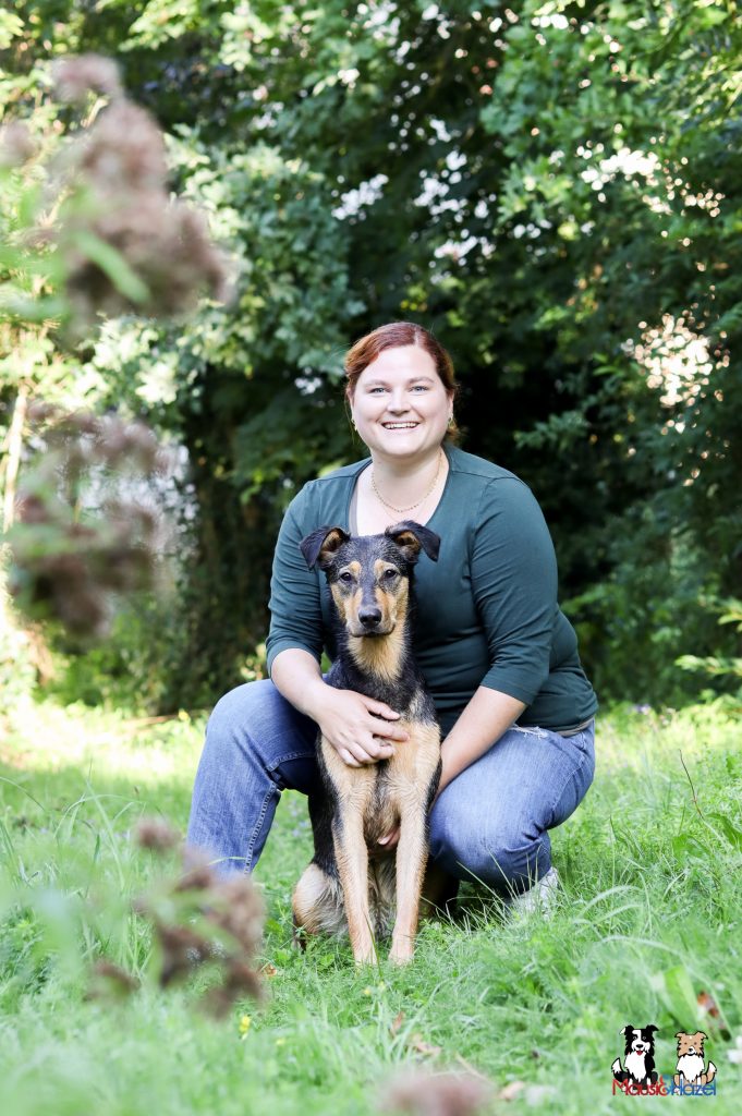 Tierheilpraxis in Hollfeld - Andrea Göhl hält einen Hund und posiert vor einem Wald in Hollfeld.